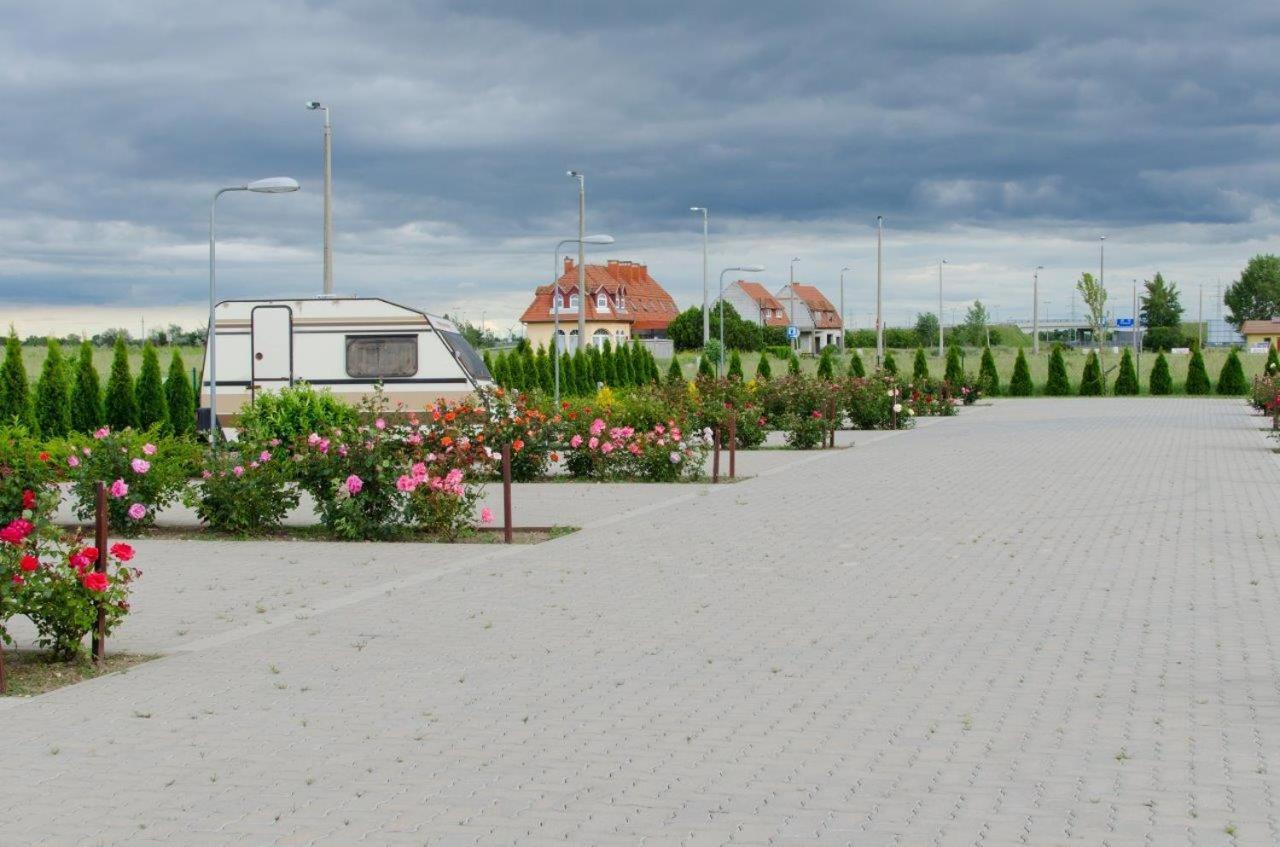 Hotel Rozsa Csarda Bungalow & Caravan Park Hegyeshalom Exterior photo