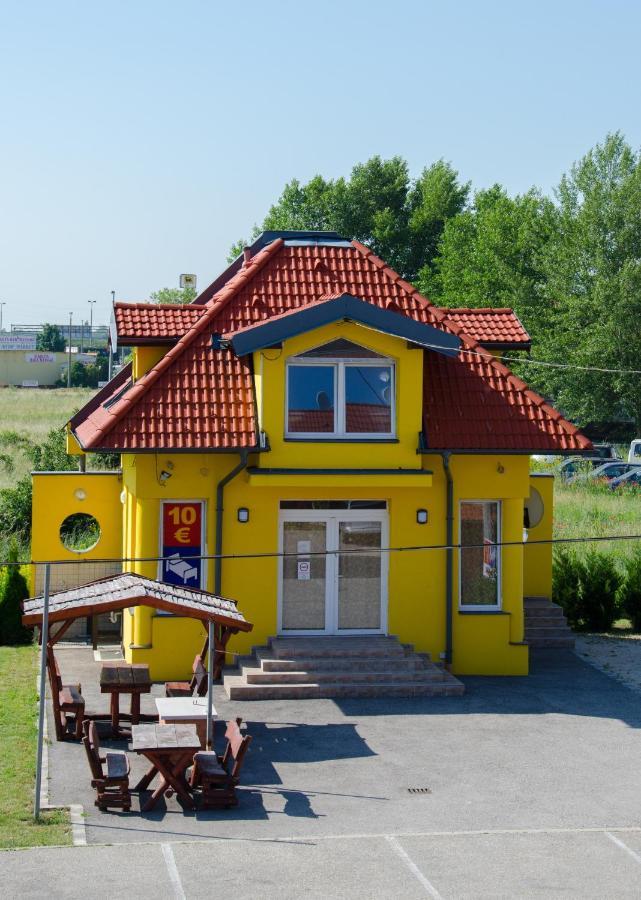 Hotel Rozsa Csarda Bungalow & Caravan Park Hegyeshalom Exterior photo